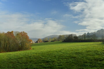 Paysage rurale sous la brume en train de se lever aux environs d'Anseremme au sud de Dinant 