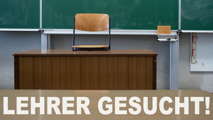 LEHRERMANGEL an deutschen Schulen - Leeres Klassenzimmer mit Schultafel, Lehrerpult mit...