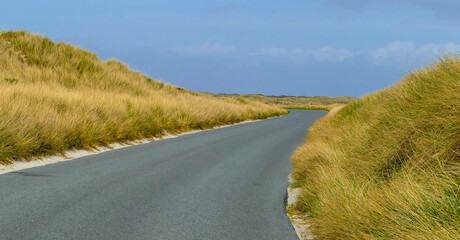 Straße durch Landschaft
