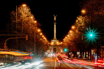 Plakat Abendlicher Feierabend Verkehr auf der Prinzregentenstraße mit Blick auf den Friedensengel / München