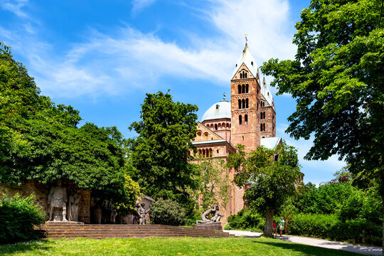 Sculptures of the "Salier-Kaiser" and the cathedral of Speyer, Germany