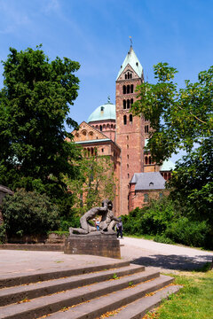 One sculpture of the "Salier-Kaiser" and the cathedral of Speyer, Germany