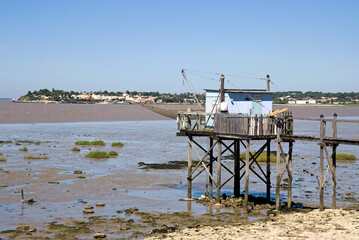 Fototapeta na wymiar Cabane de pêcheurs, carrelet, Meschers, 17, Charente Maritime, France
