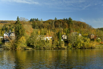 Quelques bâtisses typiques dissimulées dans la végétation luxuriante d'automne dans la vallée de la Meuse à Lustin
