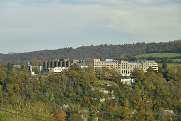 L'hôpital CHU -UCL de Namur dans un environnement forestier à Godinne 