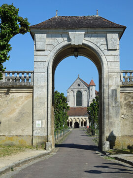 Porche de l'abbaye de Pontigny dans l&rsquo;Yonne en Bourgogne (monast&egrave;re cistercien fond&eacute; en 1114) est la deuxi&egrave;me des quatre premi&egrave;res filles de C&icirc;teaux. C&rsquo;est la plus grande &eacute;glise cistercienne.