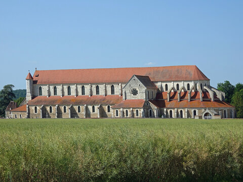 L'abbaye de Pontigny dans l&rsquo;Yonne en Bourgogne (monast&egrave;re de l'ordre cistercien fond&eacute; en 1114) est la deuxi&egrave;me des quatre premi&egrave;res filles de C&icirc;teaux. C&rsquo;est la plus grande &eacute;glise cistercienne du monde