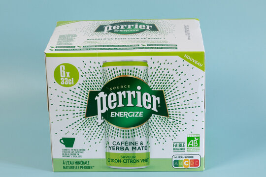 Vaison le Romaine, Vaucluse, France - 12052023 : pack en carton de 6  canette de marque Perrier Energize saveur citron et citron vert, en gros plan.