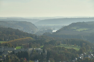 La vallée verdoyante de la Meuse avec ses méandres dans un environnement bucolique en automne...