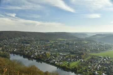 La vallée de la Meuse vue depuis le panorama des Sept Meuses à Profondeville au sud de Namur 