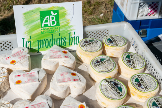Marché fermier Bio de producteurs, vente directe à la ferme. Assortiment de fromages Bio, Neufchatel et Gournay. Signalétique Bio