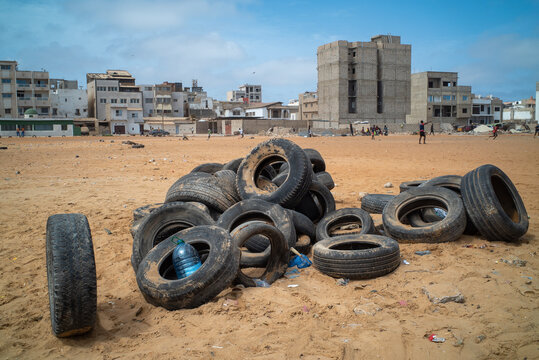 des pneus entass&eacute;s dans un terrain vague proche de la plage de Yoff dans la p&eacute;riph&eacute;rie de Dakar au S&eacute;n&eacute;gal en Afrique de l'Ouest