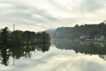 La Meuse sous une nappe de Brume à Rouillon 