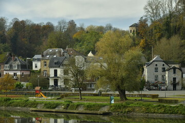 Vieilles bâtisses traditionnelles le long de la Meuse dans une végétation bucolique à Annevoie-Rouillon 