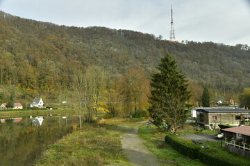 Les collines boisées en automne formant la vallée de la Meuse ayant un aspect de Petite Suisse à Profondeville 