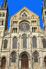 Fototapeta na wymiar Façade de la basilique Saint-Rémi à Reims. France