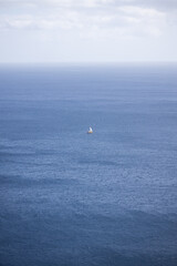 Obraz premium Sailboat off the Island of Madeira