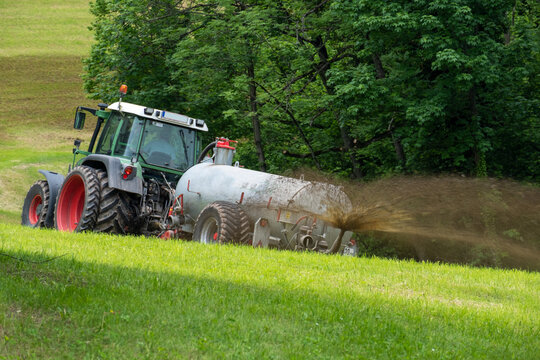 Spreading liquid manure . G&uuml;lle ausbringen