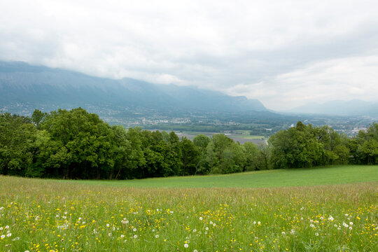 Vue de Grenoble et du massif de la Chartreuse depuis Gières