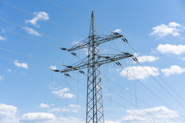 Baustelle mit neuen Strommasten an einer Freileitung