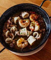 Racion de calamares y gambas al ajillo en un bar de tapas