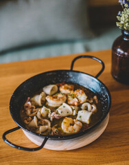 Racion de calamares y gambas al ajillo en un bar de tapas