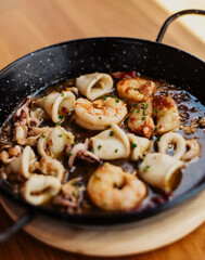 Racion de calamares y gambas al ajillo en un bar de tapas
