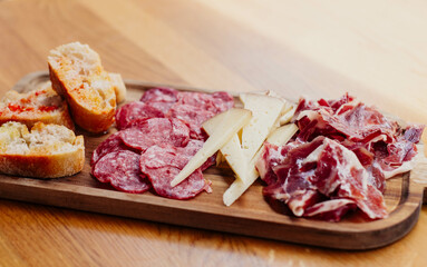 Tabla de embutidos ibericos y quesos manchegos