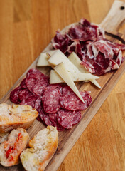 Tabla de embutidos ibericos y quesos manchegos