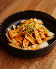 Racion de patatas fritas con queso cheddar estilo americano