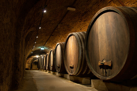 Weinf&auml;sser in einem Weinkeller mit licht beleuchtet