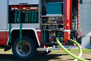 Geräteraum eines Feuerwehrautos mit Schläuchen die Wasser pumpen