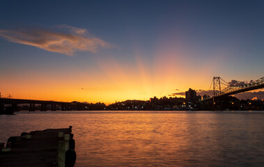 p&ocirc;r-do-sol  em Florian&oacute;polis ao fundo a Ponte Herc&iacute;lio Luz , Florianopolis, Santa Catarina, Brasil