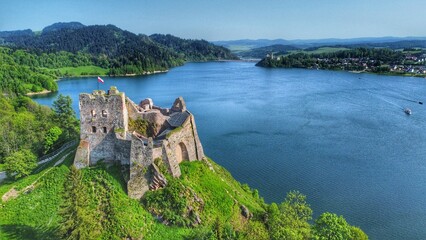 Zamek Czorsztyn nad jeziorem Czorsztyńskim z lotu ptaka - obrazy, fototapety, plakaty