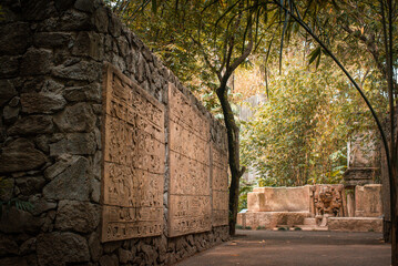 ruinas y pared azteca en bosque