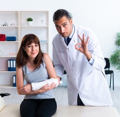 Young woman visiting male doctor traumatologist