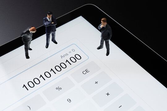 計算機の上のビジネスマン