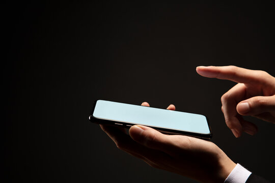 スマートフォンを操作するビジネスマン