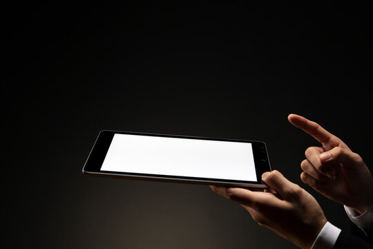 ダブレットを持つビジネスマン