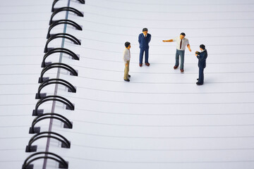 ミニチュアの人々とノート