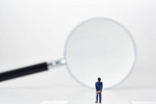 虫眼鏡とミニチュアの人