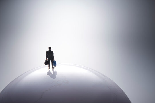 球体の上にあるミニチュア人形