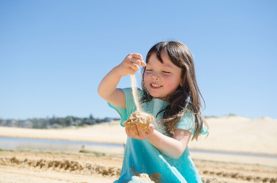 ビーチの砂で遊んでいる女の子