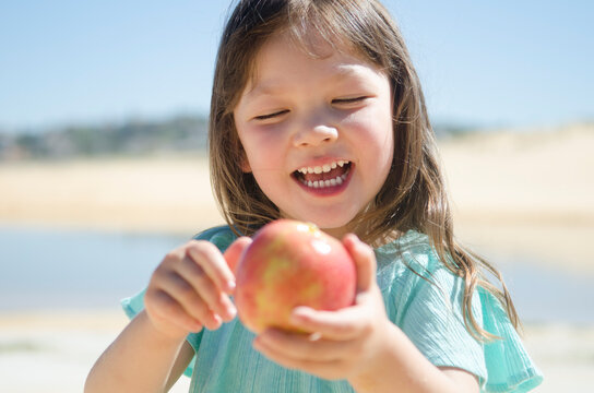 りんごを持って笑っている女の子