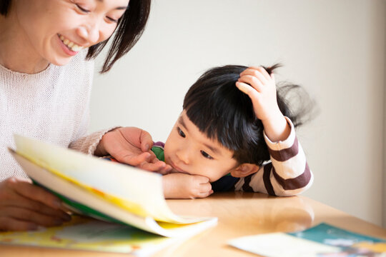 絵本を読んでいる親子