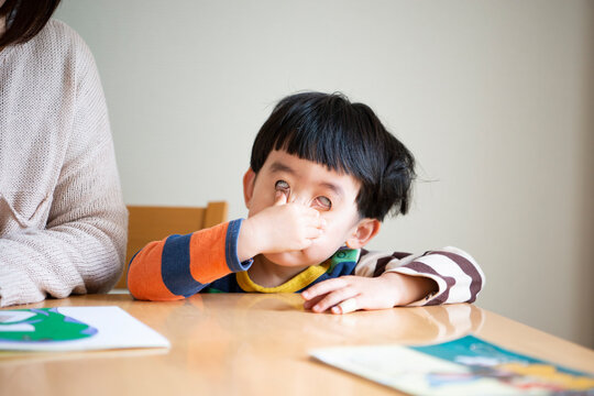食卓で変な顔をしている男の子