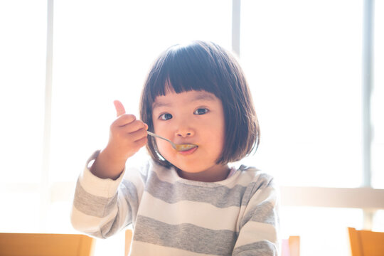 ご飯を食べている女の子