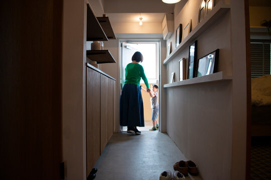 玄関にいる親子