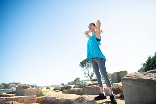 エクササイズ中に髪を結んでいる女性