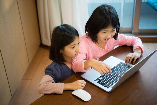 パソコンの画面を見ている子供達